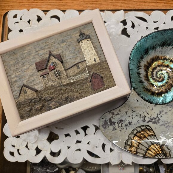 Musical jewelry keepsake shells Oceanside lighthouse seagulls box - Picture 1 of 2